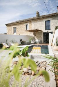 une maison avec une cour et une piscine dans l'établissement Villa du domaine Mas Lafleur 4 personnes, à Châteaurenard
