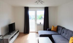 a living room with a couch and a tv at JOE's Appartement in Ebbs