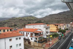 una ciudad con edificios y una calle con una montaña en Apartamentos Lalola en Cabezuela del Valle