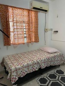 uma pequena cama num quarto com uma janela em Hostel e Cachaçaria da Cris em Carolina