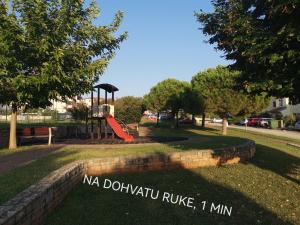 Ein Garten an der Unterkunft Apartman Hola
