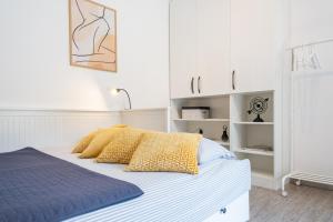 Postel nebo postele na pokoji v ubytování Studio Apartment Les - 4 min walk from amphiteatre