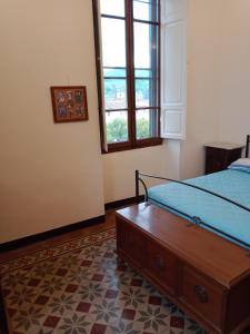 una camera con letto e cassettiera in legno di Casa con Vista - Border House - Pontremoli a Pontremoli