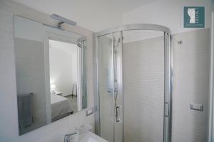 Kúpeľňa v ubytovaní "I MORI LUXORY APARTMENTS" - Attico mansardato con incantevole vista mare + 37 fotografií