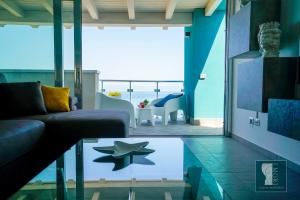 Posedenie v ubytovaní "I MORI LUXORY APARTMENTS" - Attico mansardato con incantevole vista mare