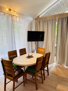 Μια τηλεόραση ή/και κέντρο ψυχαγωγίας στο PREMIUM-Ferienhaus für 5 Gäste - Sauna, Wald u. Berge Extertal-Ferienpark #49