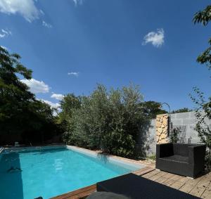 una gran piscina en un patio con un cielo azul en The blue House Sylvia, en Gols
