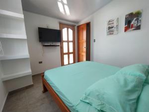 - une chambre avec un lit et une télévision à écran plat dans l'établissement APARTAMENTOS DECOR, à Carthagène des Indes