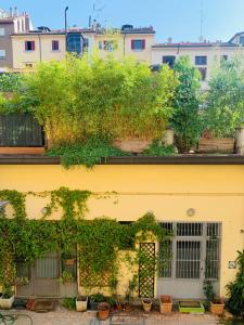 żółty budynek z roślinami na boku w obiekcie Exquisite Stay Vannucci- Porta Romana w Mediolanie