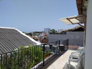 un balcón de una casa con sillas en el techo en APARTAMENTOS DECOR en Cartagena de Indias