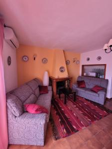 Sala de estar con 2 sofás y mesa en Cal Jamila en Cubelles