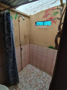 a bathroom with a shower with a map on the wall at Hostal Así es mi Tierra in Balgue