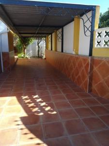 een veranda van een huis met een tegelvloer bij Villa espectacular in Rincón de la Victoria