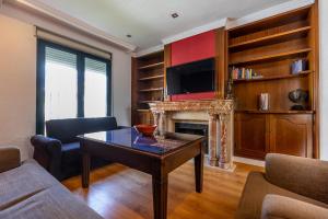 een woonkamer met een tafel en een open haard bij Villa espectacular in Rincón de la Victoria