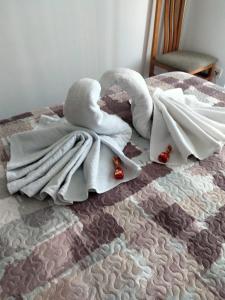 łóżko z ręcznikami na górze w obiekcie Apartamento en Terra do Porto con vistas w mieście O Grove
