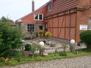 a house with a garden in front of it at Landhausidyll Ferienwohnung in Grundshagen