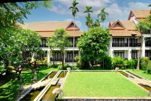 une maison avec une pelouse devant elle dans l'établissement Bodhi Serene, Chiang Mai - SHA Extra Plus, à Chiang Mai