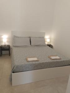 1 dormitorio con 1 cama con 2 mesitas de noche en B&B Lido Apartament 10B, en Civitanova Marche