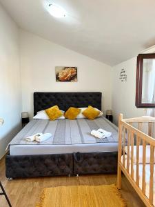 una camera da letto con un grande letto con cuscini gialli di Apartment Sea a Galižana
