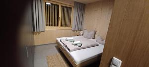 um quarto com uma cama com duas almofadas em Klus Brugg em Mellau