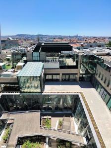 - une vue aérienne sur un bâtiment avec des fenêtres en verre dans l'établissement Hello Porto Deluxe, à Porto