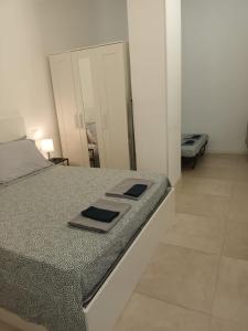 una camera bianca con letto e specchio di B&B Lido Apartament 10A a Civitanova Marche