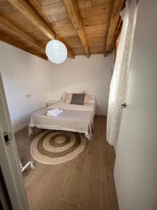 - une chambre avec un lit et un plafond en bois dans l'établissement Casa de piedra Barreiriña, à A Coruña
