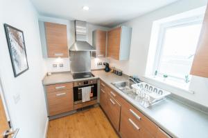 A cozinha ou kitchenette de Lovely 2 bedroom flat next to Victoria Park