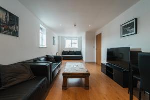 a living room with a couch and a coffee table at Lovely 2 bedroom flat next to Victoria Park in London