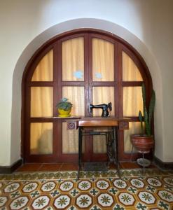 a room with a window with a table and a sink at La Chocita Ward in Lima