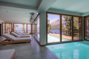 サン・カルロス・デ・バリローチェにあるPeñon del Lago Suites del Lago Bariloche Cipres 02の山の景色を望むプール付きの家