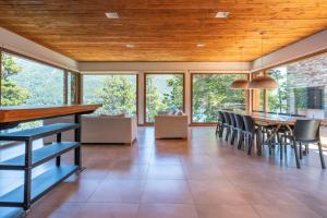サン・カルロス・デ・バリローチェにあるPeñon del Lago Suites del Lago Bariloche Cipres 02のダイニングルーム(テーブル、椅子、窓付)