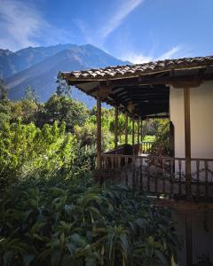 een huis met uitzicht op een berg bij El Albergue Ollantaytambo in Ollantaytambo