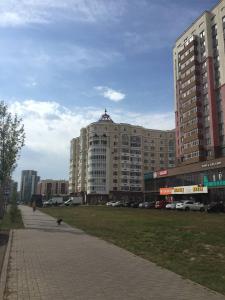 un gran edificio en medio de una ciudad en Уютная квартира комфорт класса74, en Astana