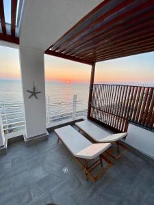 uma varanda com um banco e vista para o oceano em Luxury Penthouse with Full Sea View em Durrës