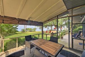 New Bern Home with Direct Access to Neuse River的阳台或露台