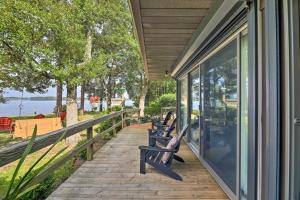 New Bern Home with Direct Access to Neuse River外面的花园