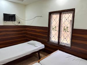 Ένα ή περισσότερα κρεβάτια σε δωμάτιο στο HOTEL THILAK +6 φωτογραφίες