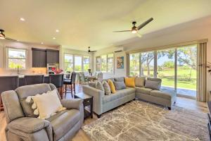 sala de estar con sofá y sillas y cocina en Spacious Kauai Getaway Less Than 1 Mi to the Ocean!, en Princeville