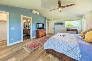 1 dormitorio con 1 cama y TV de pantalla plana en Spacious Kauai Getaway Less Than 1 Mi to the Ocean!, en Princeville
