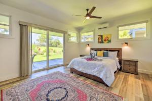 1 dormitorio con 1 cama y ventilador de techo en Spacious Kauai Getaway Less Than 1 Mi to the Ocean!, en Princeville