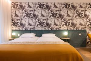 a bedroom with a large bed with a floral wallpaper at Byobu Apartment, by Bolhão Residences in Porto