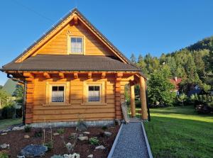 a small log cabin with a gambrel roof at Chabrowa Chatka Ustroń - balia podgrzewana, basen na lato, ognisko, grill, cisza i spokój blisko lasów i potoku górskiego in Ustroń