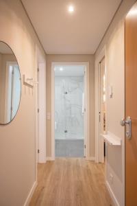 um corredor com uma porta que leva a uma casa de banho em Byobu Apartment, by Bolhão Residences em Porto