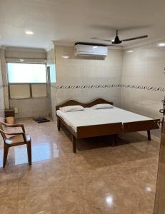 Ένα ή περισσότερα κρεβάτια σε δωμάτιο στο HOTEL THILAK