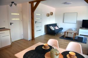 Telewizja i/lub zestaw kina domowego w obiekcie Apartament Tamaryszek