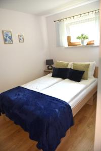 sypialnia z dużym łóżkiem z niebieskim kocem w obiekcie Apartament Tamaryszek w mieście Sandomierz