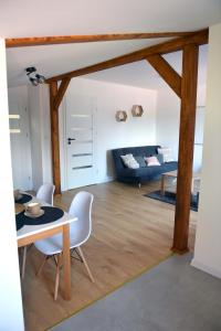 salon ze stołem, krzesłami i kanapą w obiekcie Apartament Tamaryszek w mieście Sandomierz