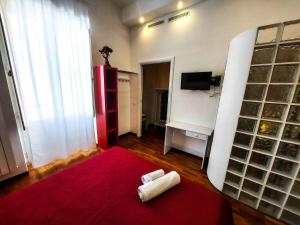 a living room with a red rug and a red refrigerator at Casa Flora in Taranto