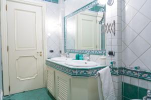 ein Badezimmer mit Waschbecken und Spiegel in der Unterkunft My Place Apartment in Castellammare di Stabia + 44 Fotos